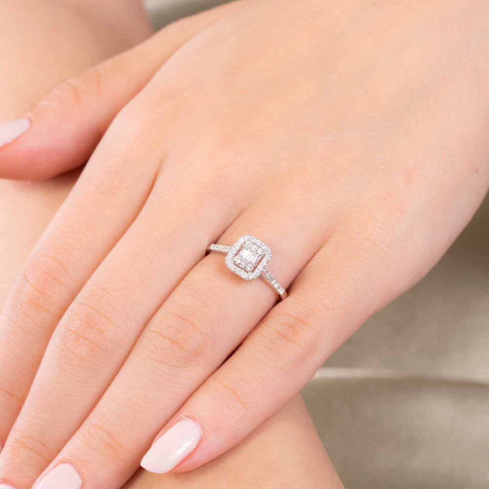 0.29 Karat Kolu Taşlı Baget Pırlanta Yüzük