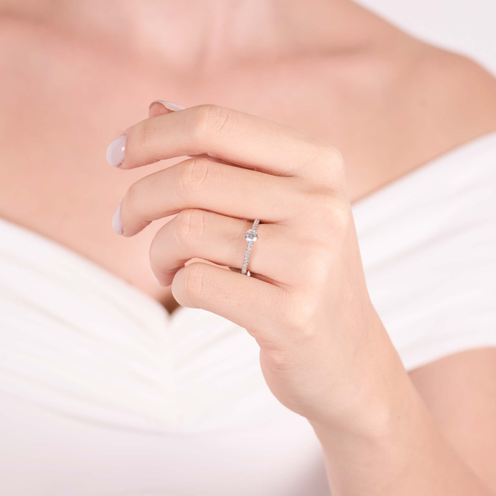 0.46 ct D - VS Pırlanta Yan Taşlı Altı Tırnak Tektaş Yüzük | GIA
