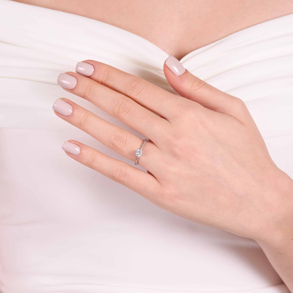 0.86 ct Pırlanta Yan Taşlı 6 Tırnak Tektaş Yüzük | D Renk | HRD