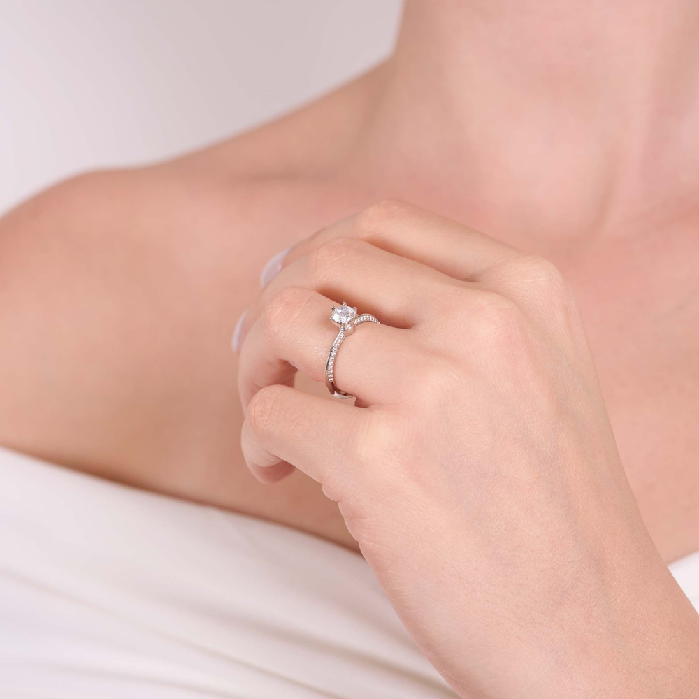 0.86 ct Pırlanta Yan Taşlı 6 Tırnak Tektaş Yüzük | D Renk | HRD