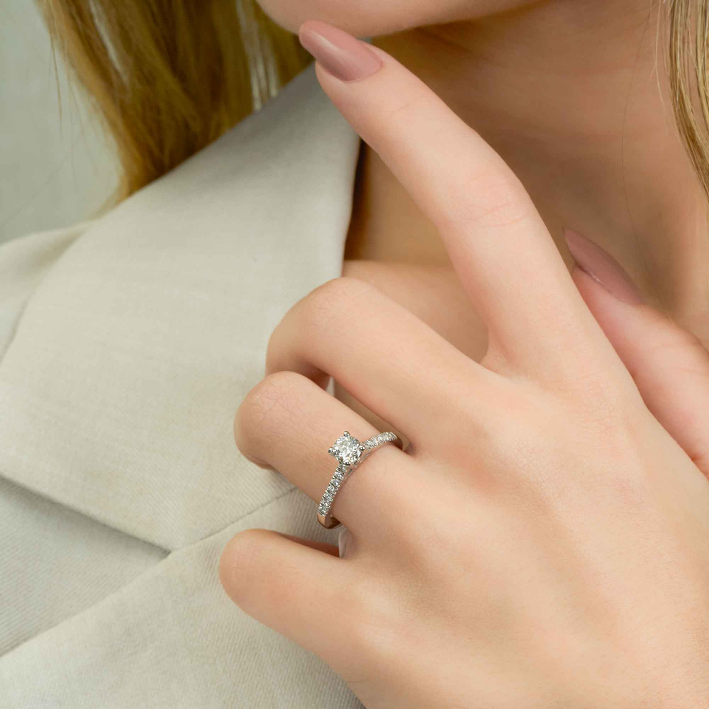 0.66 ct Pırlanta Yan Taşlı İnce Tırnak Tektaş Yüzük | D Renk HRD