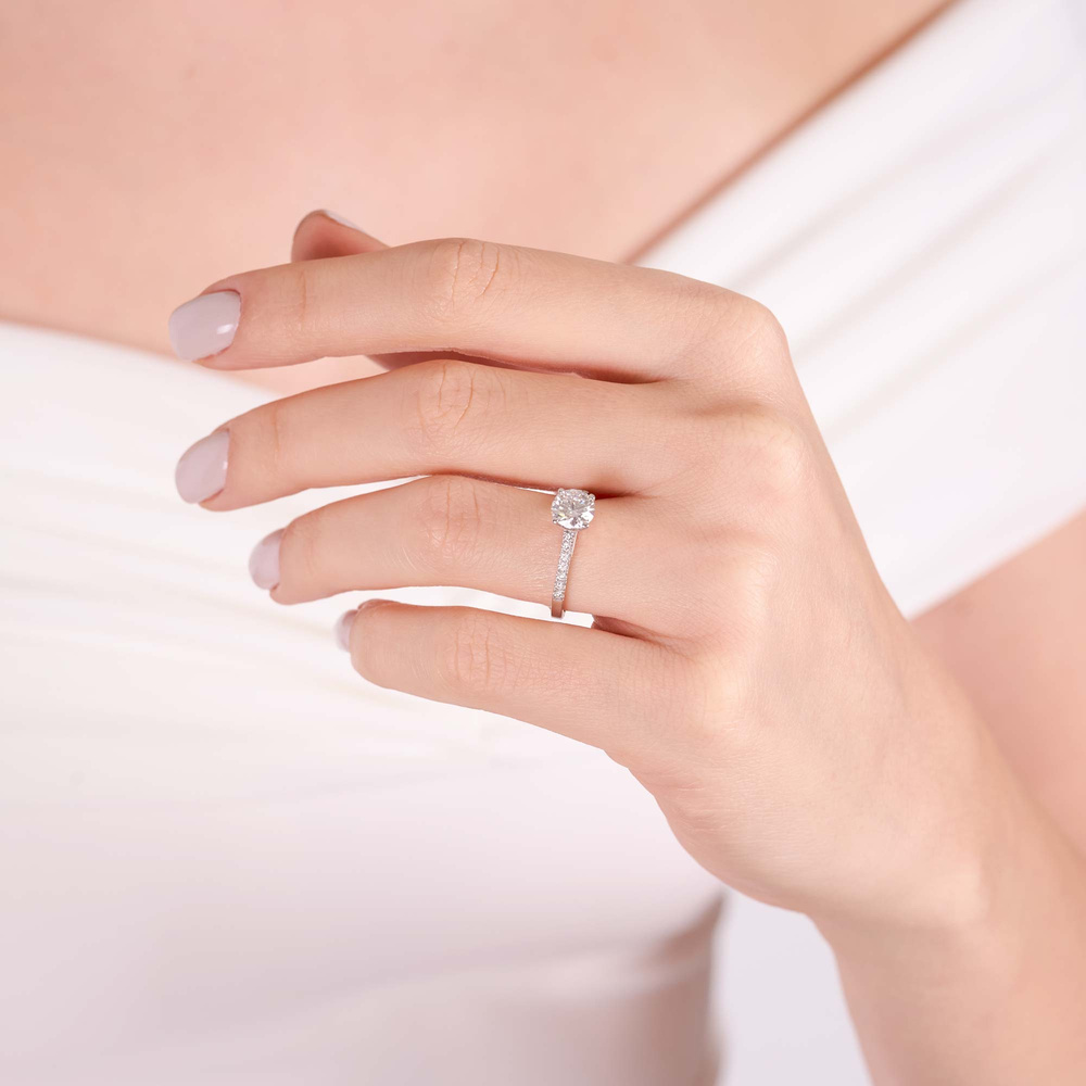 1.16 ct Pırlanta Yan Taşlı İnce Tırnak Tektaş Yüzük | D Renk HRD