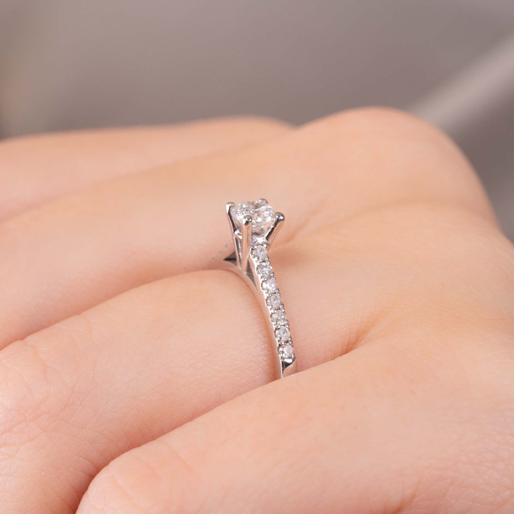 0.46 ct Pırlanta Yan Taşlı İnce Tırnak Tektaş Yüzük | D Renk HRD