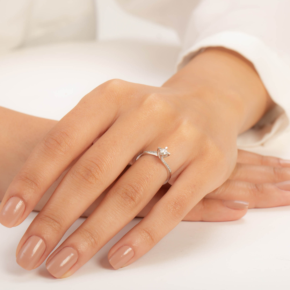 0.50 ct Pırlanta Yan Taşlı Badem Tırnak Tektaş Yüzük | D Renk HRD