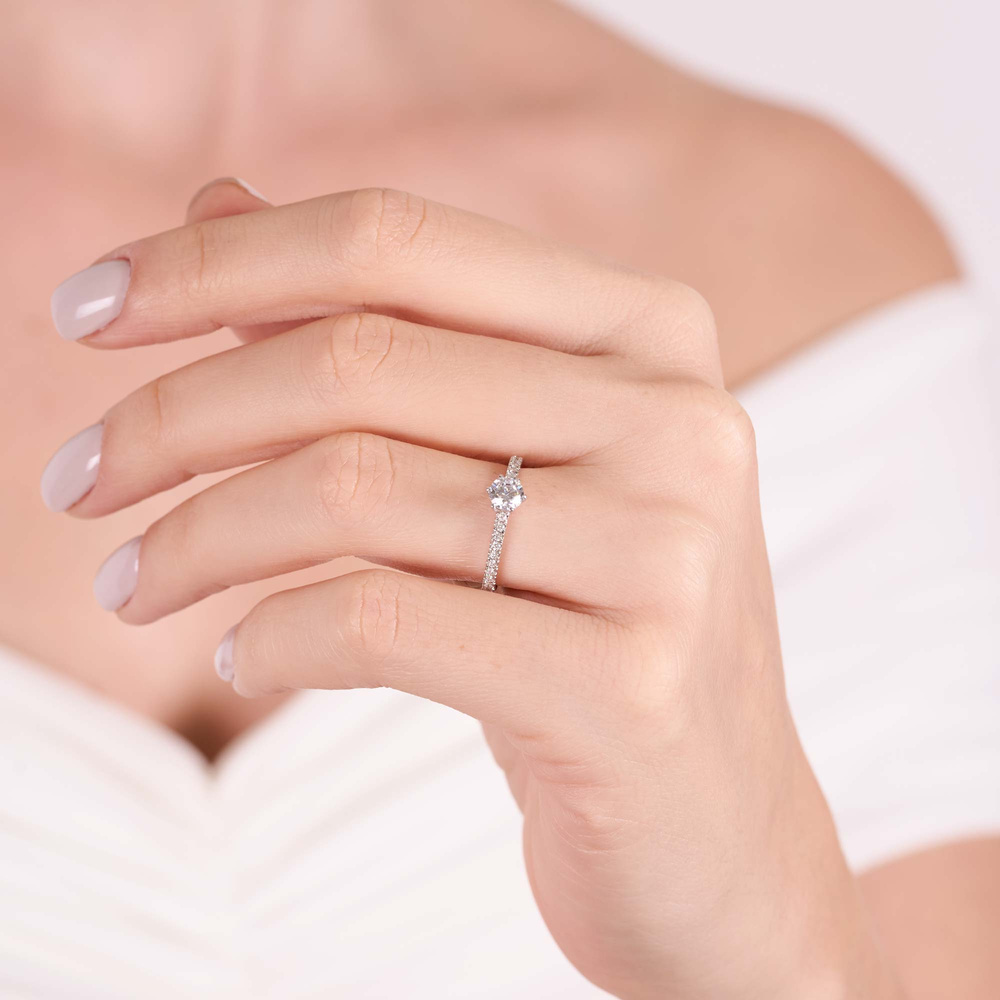 0.56 ct Pırlanta Yan Taşlı Altı Tırnak Tektaş Yüzük | E Renk HRD