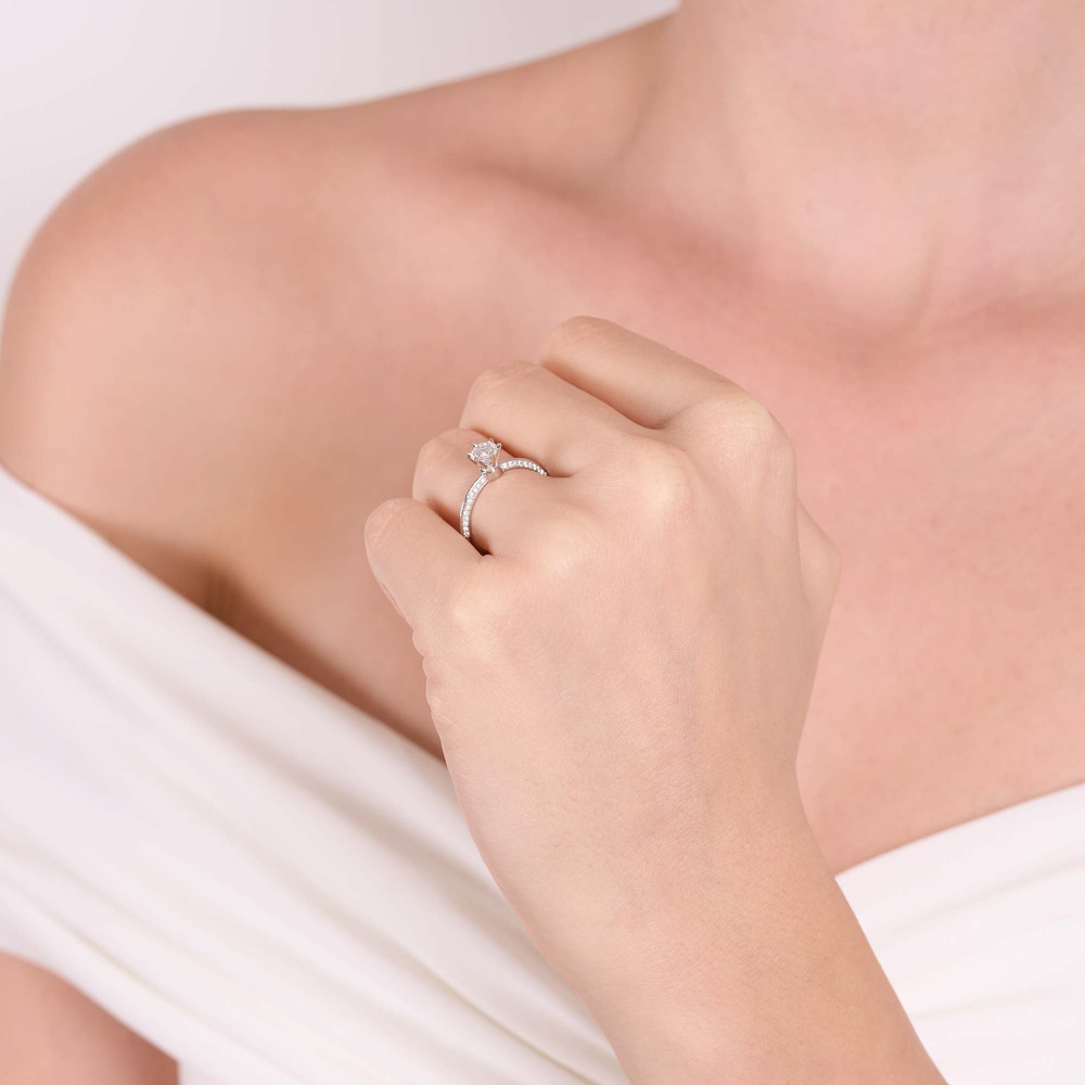 0.76 ct Pırlanta Yan Taşlı 6 Tırnak Tektaş Yüzük | E Renk | HRD