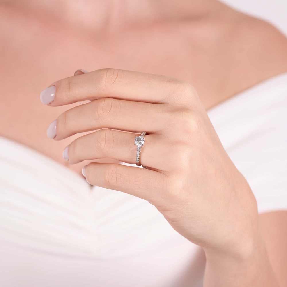 0.86 ct Pırlanta Yan Taşlı İnce Tırnak Tektaş Yüzük | E Renk HRD