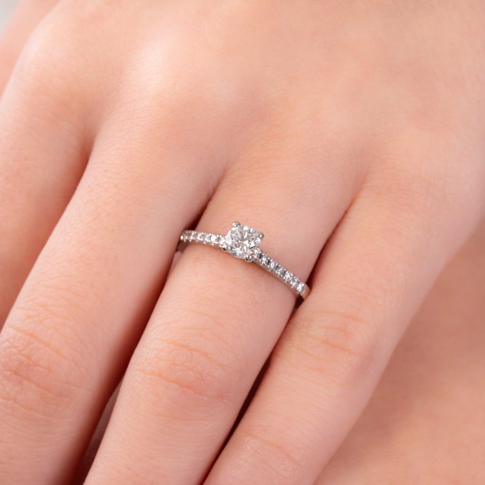 0.56 ct Pırlanta Yan Taşlı İnce Tırnak Tektaş Yüzük | E Renk HRD