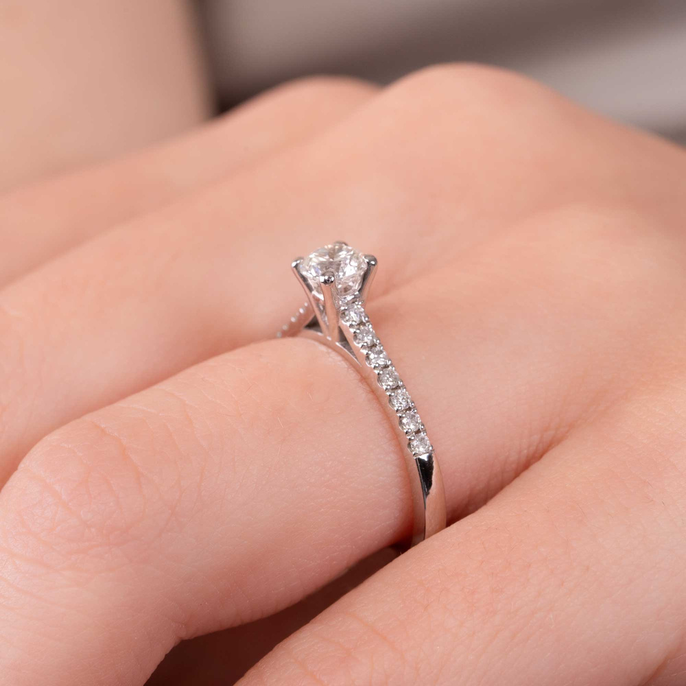 0.56 ct Pırlanta Yan Taşlı İnce Tırnak Tektaş Yüzük | E Renk HRD