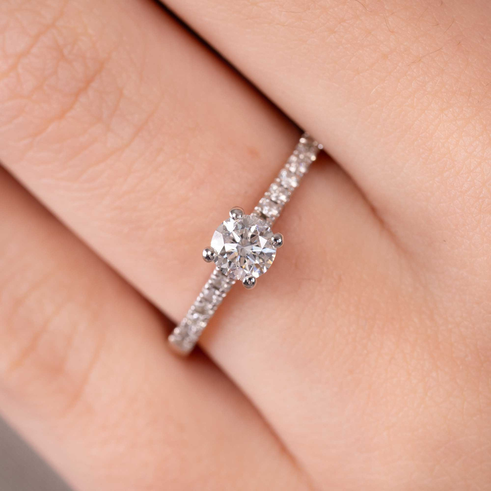 0.56 ct Pırlanta Yan Taşlı İnce Tırnak Tektaş Yüzük | E Renk HRD