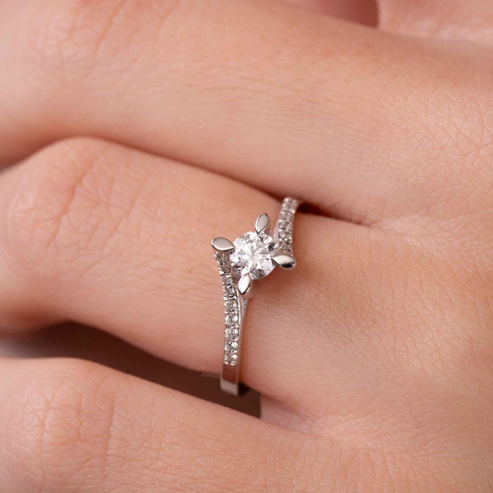 0.40 ct Pırlanta Yan Taşlı Badem Tırnak Tektaş Yüzük | F Renk HRD