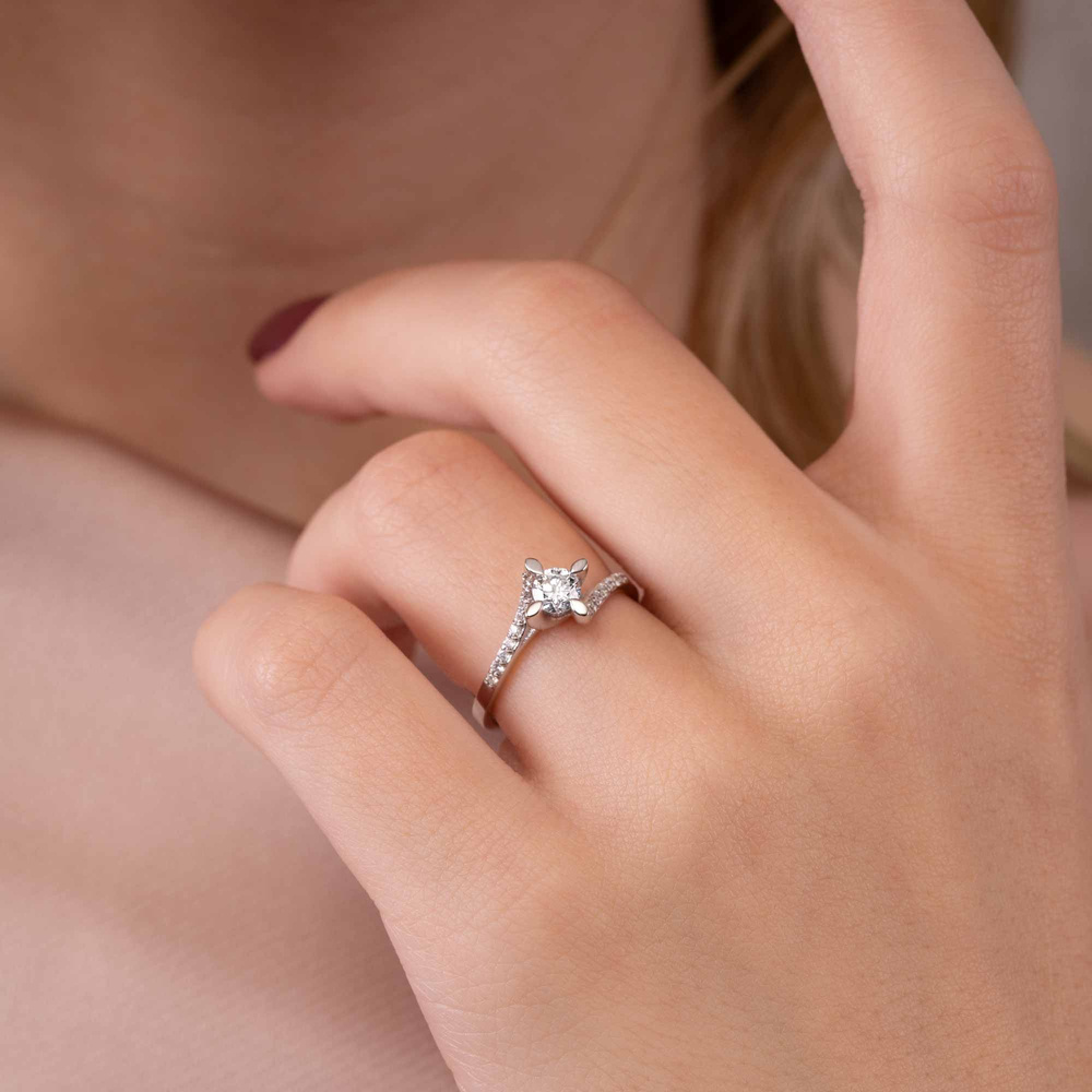 0.40 ct Pırlanta Yan Taşlı Badem Tırnak Tektaş Yüzük | F Renk HRD