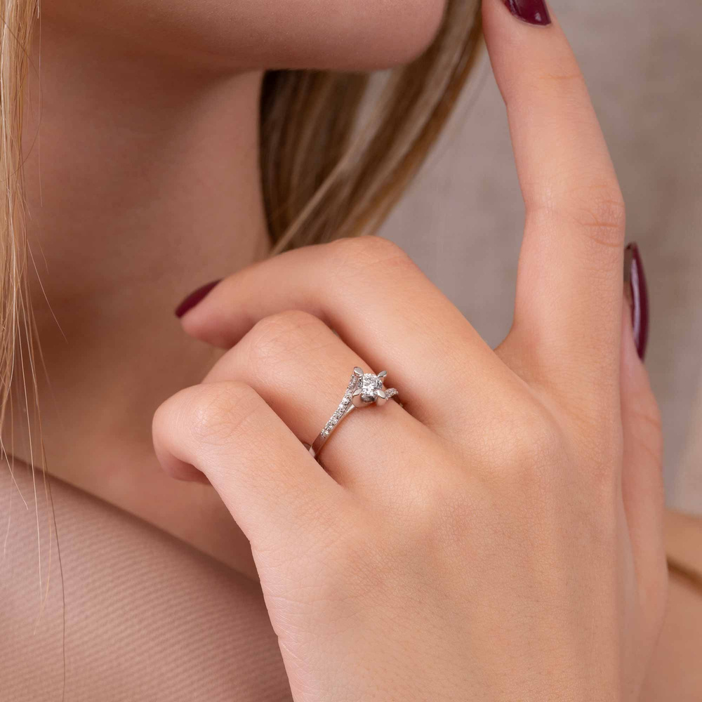 0.40 ct Pırlanta Yan Taşlı Badem Tırnak Tektaş Yüzük | F Renk HRD