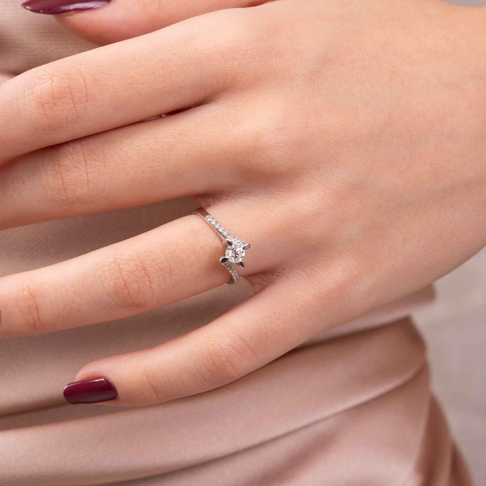 0.40 ct Pırlanta Yan Taşlı Badem Tırnak Tektaş Yüzük | F Renk HRD