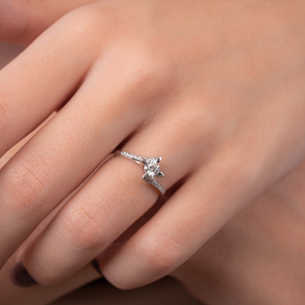 0.40 ct Pırlanta Yan Taşlı Badem Tırnak Tektaş Yüzük | F Renk HRD
