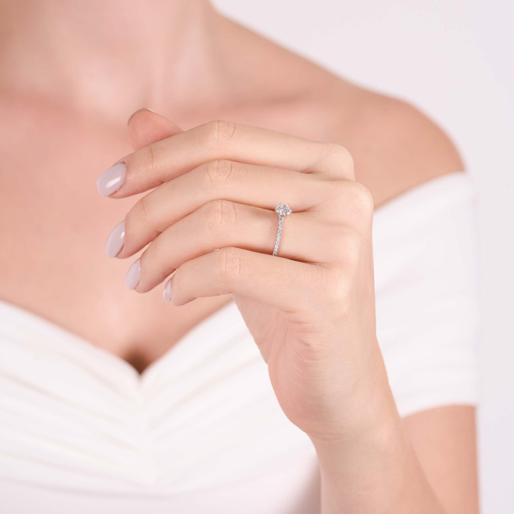 0.66 ct Pırlanta Yan Taşlı Altı Tırnak Tektaş Yüzük | F Renk HRD