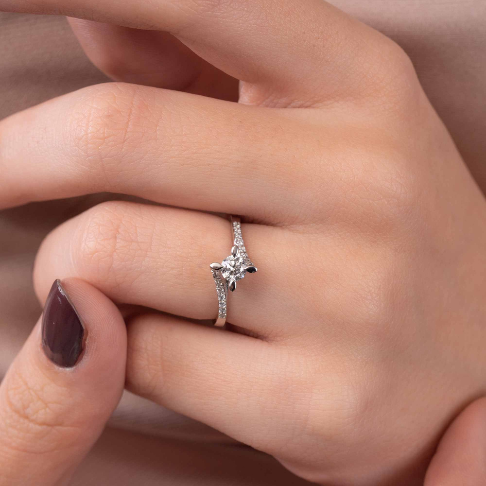 0.40 ct Pırlanta Yan Taşlı Badem Tırnak Tektaş Yüzük | G Renk HRD