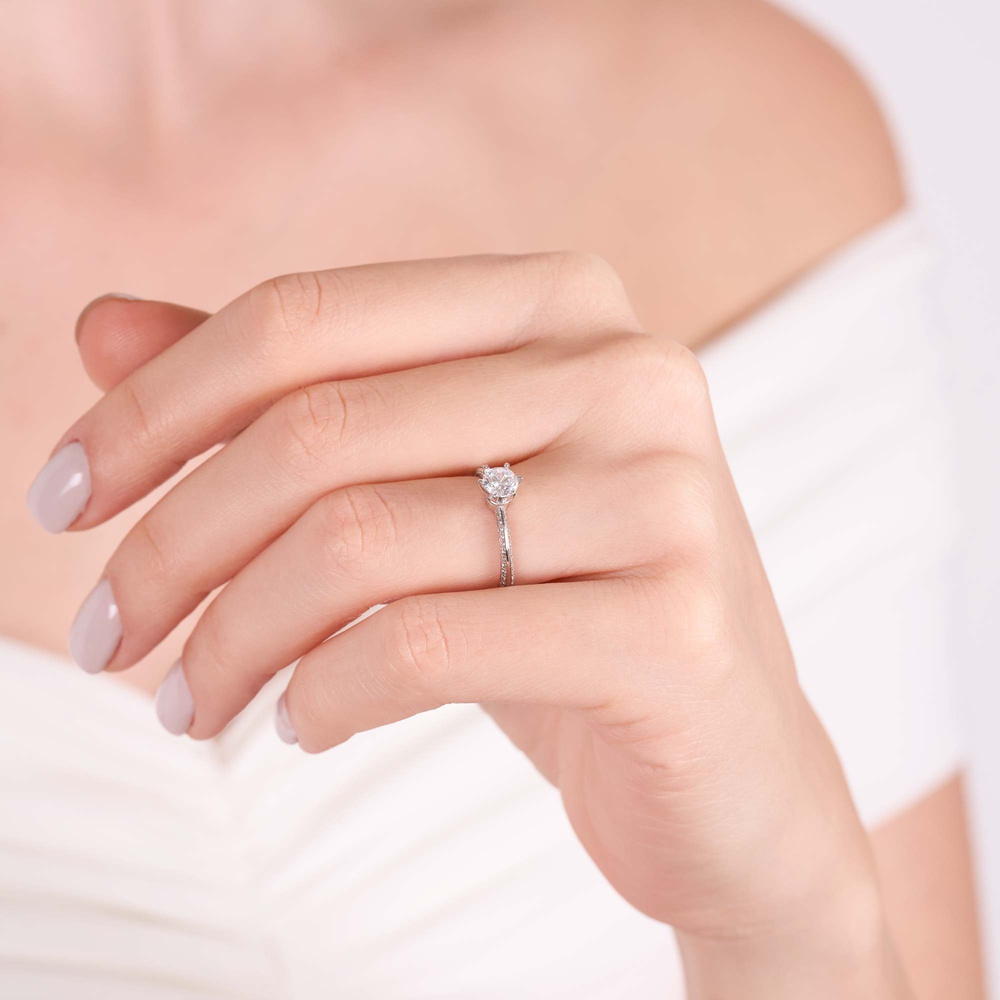 0.86 ct Pırlanta Yan Taşlı 6 Tırnak Tektaş Yüzük | G Renk | HRD
