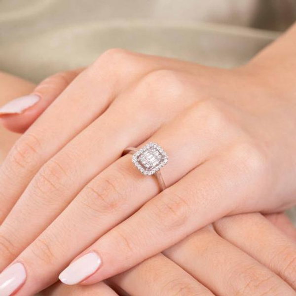 0.39 Karat Kare Baget Pırlanta Yüzük hover