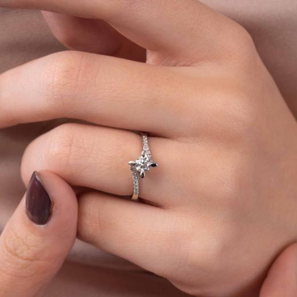 0.40 ct D - VS Pırlanta Yan Taşlı Badem Tırnak Tektaş Yüzük | GIA hover