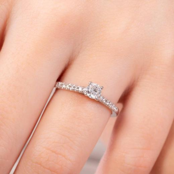 0.46 ct Pırlanta Yan Taşlı İnce Tırnak Tektaş Yüzük | D Renk HRD hover