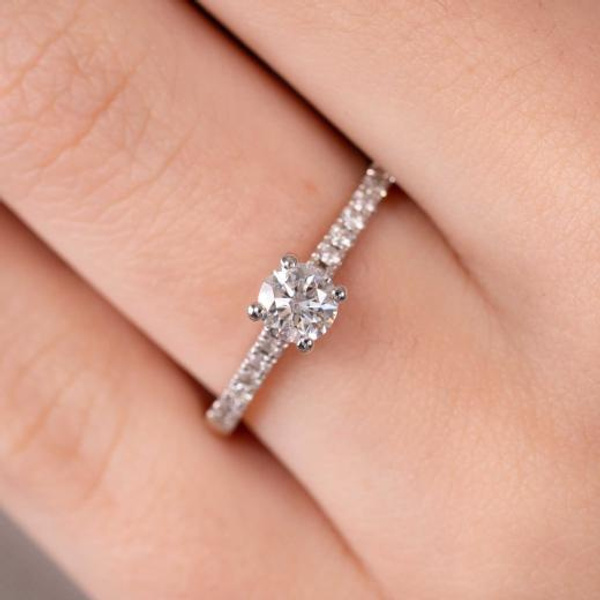 0.56 ct Pırlanta Yan Taşlı İnce Tırnak Tektaş Yüzük | D Renk HRD hover