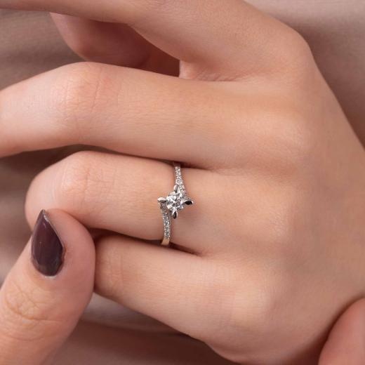 0.40 ct D - VS Pırlanta Yan Taşlı Badem Tırnak Tektaş Yüzük | GIA hover