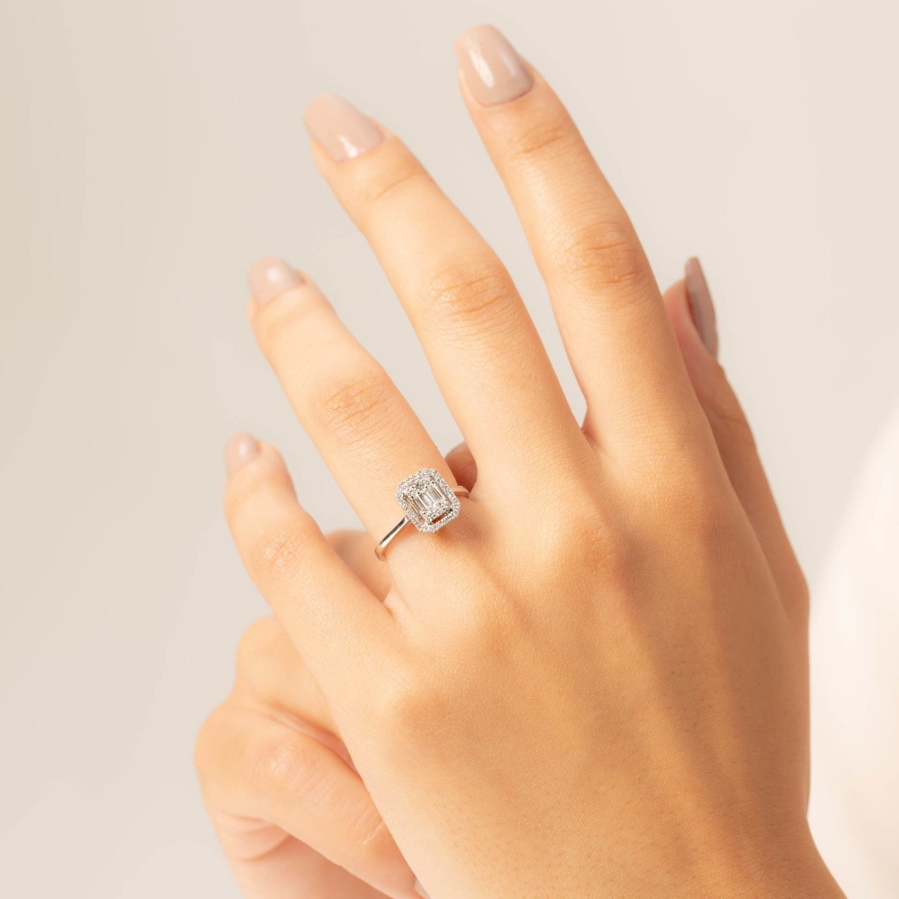 0.45 Karat Yanları Taşsız Baget Pırlanta Yüzük hover