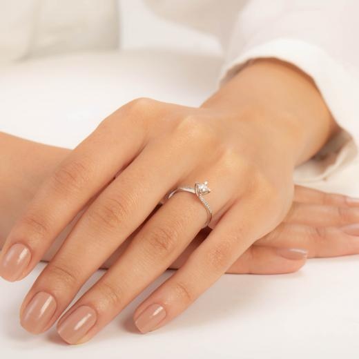 0.50 ct Pırlanta Yan Taşlı Badem Tırnak Tektaş Yüzük | D Renk HRD hover