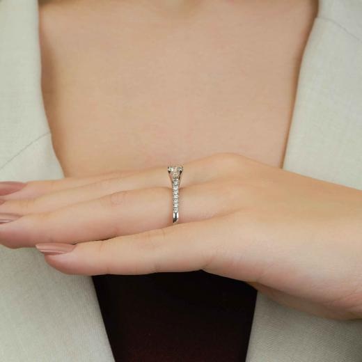 0.66 ct Pırlanta Yan Taşlı İnce Tırnak Tektaş Yüzük | E Renk HRD hover