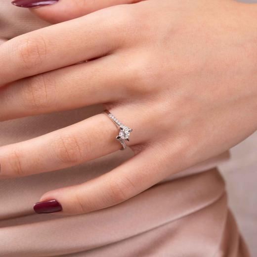0.40 ct Pırlanta Yan Taşlı Badem Tırnak Tektaş Yüzük | E Renk HRD hover