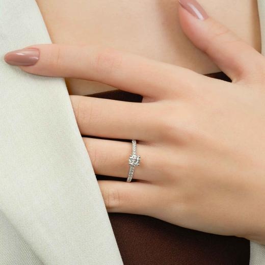0.66 ct Pırlanta Yan Taşlı İnce Tırnak Tektaş Yüzük | F Renk HRD hover