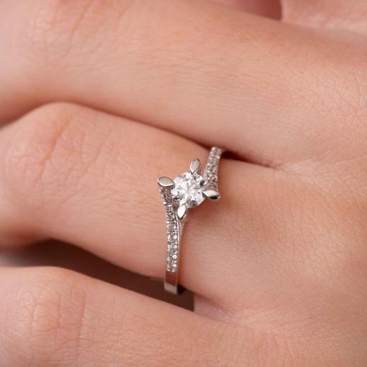 0.40 ct Pırlanta Yan Taşlı Badem Tırnak Tektaş Yüzük | F Renk HRD hover