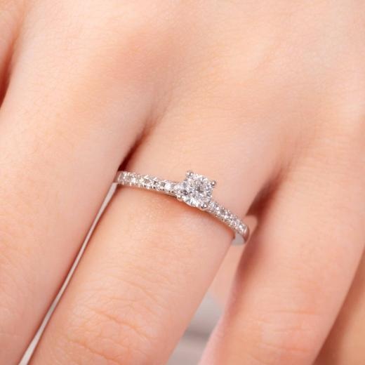 0.46 ct Pırlanta Yan Taşlı İnce Tırnak Tektaş Yüzük | F Renk HRD hover