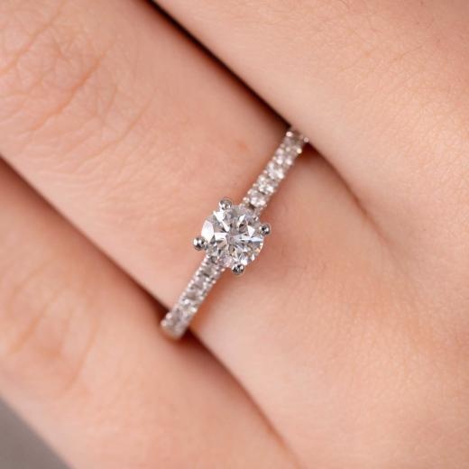 0.56 ct Pırlanta Yan Taşlı İnce Tırnak Tektaş Yüzük | G Renk HRD hover