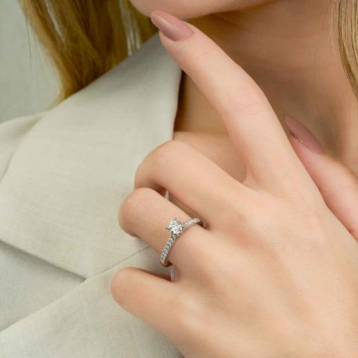 0.76 ct Pırlanta Yan Taşlı İnce Tırnak Tektaş Yüzük | G Renk HRD hover