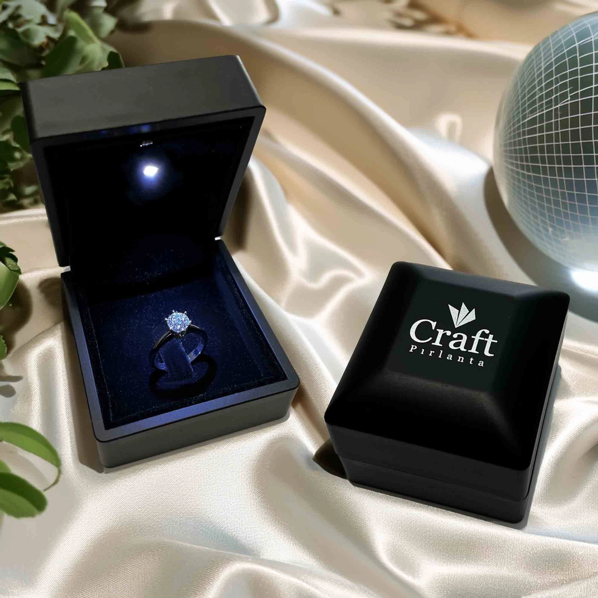 Zümrüt Kesim (Emerald Cut) Pırlanta Rehberi: Neden Bu Kadar Özel?